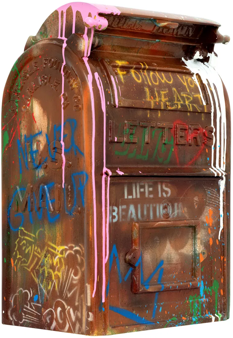 Mr. Brainwash – Mailbox Mr. Brainwash – Mailbox is een kunstwerk dat het alledaagse verheft tot iets bijzonders. Een klassieke brievenbus wordt omgevormd tot een expressief canvas. De bronzen kleur vormt een stoere basis waarop kleurrijke graffiti boodschappen zijn aangebracht. Woorden zoals Follow Your Heart, Never Give Up en Life is Beautiful springen direct in het oog. Deze krachtige teksten versterken de positieve boodschap die kenmerkend is voor Mr. Brainwash. Het contrast tussen de robuuste, industriële brievenbus en de speelse street art maakt het werk uniek. Met felle verfspatten, energieke lijnen en iconische symbolen transformeert de kunstenaar een object uit het dagelijks leven tot een kunstwerk vol hoop en optimisme. Mr. Brainwash – Mailbox is een speelse herinnering dat kunst overal kan ontstaan, zelfs in de meest onverwachte vormen. De brievenbus staat symbool voor communicatie en verbinding. In de handen van Brainwash wordt het een metafoor voor de boodschap van liefde en positiviteit die hij de wereld in wil sturen. Elk detail nodigt de kijker uit om langer te kijken en de verborgen lagen te ontdekken. Dit werk gaat verder dan alleen visuele impact. Het verbindt nostalgie met moderniteit en laat zien dat street art zijn weg vindt naar klassieke objecten. Daardoor wordt Mr. Brainwash – Mailbox een kunstwerk dat zowel verrast als inspireert.