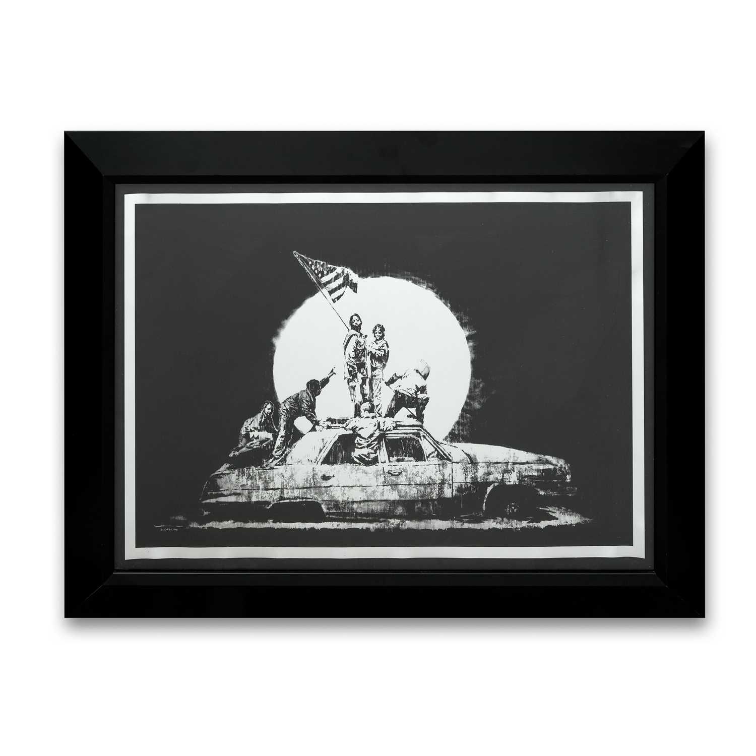 Banksy – Flag Silver (Stamped) Banksy – Flag Silver (Stamped) is een krachtig en confronterend kunstwerk. Het toont kinderen die een Amerikaanse vlag planten op een verwoeste auto. Het beeld verwijst duidelijk naar politieke en sociale thema’s. De scherpe contrasten in zwart, wit en zilver versterken de dramatische lading. Hierdoor wordt de kijker direct geraakt. Dit werk weerspiegelt de harde realiteit van oorlog, macht en propaganda. Het stelt vragen over onschuld, patriottisme en uitbuiting. Door kinderen in de hoofdrol te plaatsen, benadrukt Banksy het verlies van jeugdige onschuld. Tegelijkertijd legt hij de absurditeit van machtssymbolen bloot. De compositie is strak en geladen met symboliek. Het kunstwerk behoort tot Banksy’s bekendere prints en combineert zijn typische ironie met een universele boodschap. De boodschap is confronterend, maar tegelijk briljant in eenvoud. De toeschouwer wordt gedwongen stil te staan bij actuele thema’s. Dat maakt dit kunstwerk niet alleen visueel indrukwekkend, maar ook inhoudelijk relevant.