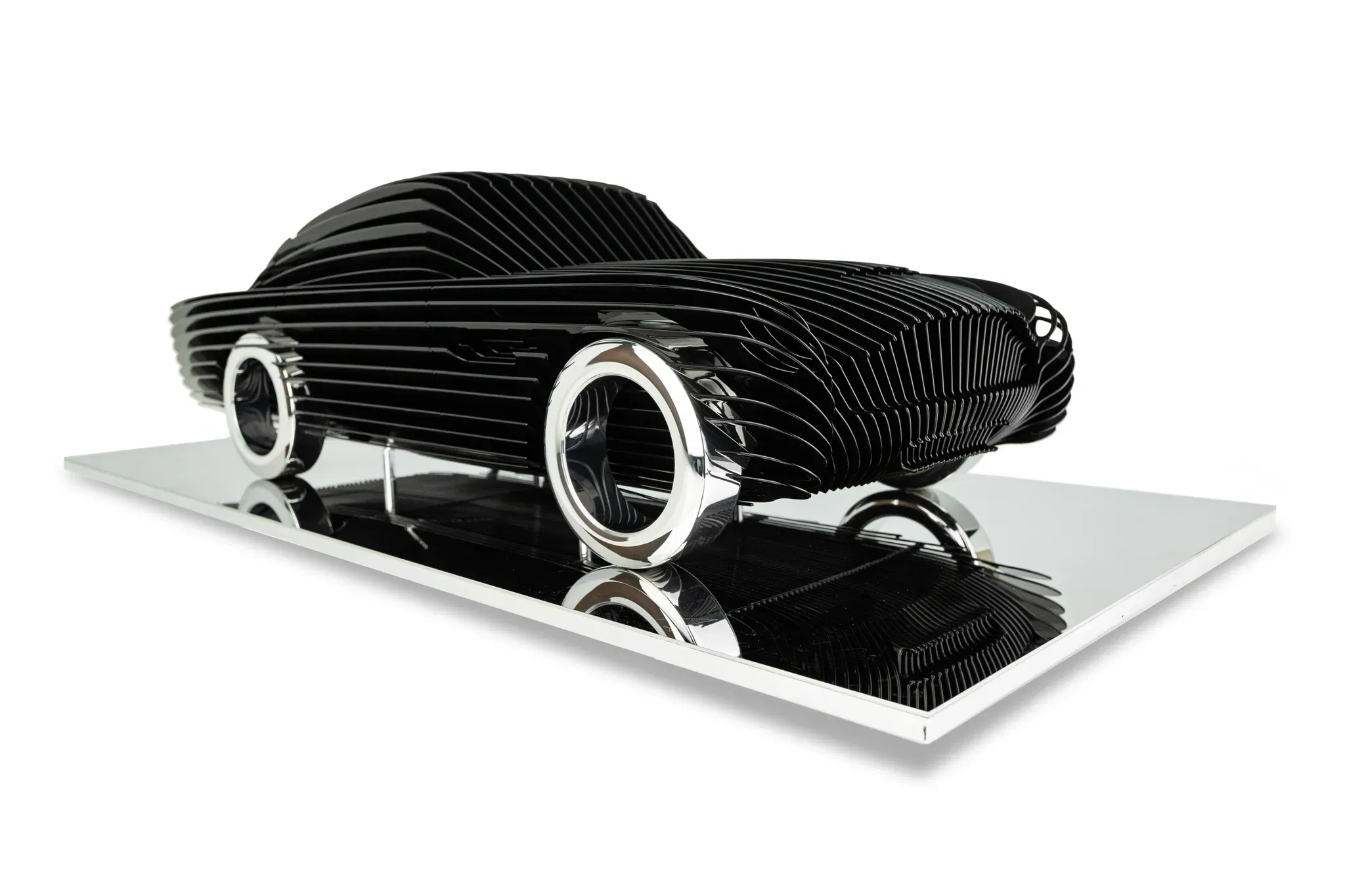 Antoine Dufilho – Aston Martin DB5 De Aston Martin DB5 van Antoine Dufilho is een sculptuur dat erfgoed en innovatie samenbrengt. Het werk geeft een eerbetoon aan een van de meest iconische auto’s uit de geschiedenis. Met gelaagde metalen platen creëert Dufilho een ritmisch patroon dat diepte, beweging en elegantie uitstraalt. De DB5 staat bekend als de ultieme James Bond-auto. In deze moderne kunstvorm krijgt het klassieke design een abstracte, futuristische interpretatie. Het zwarte lijnenspel benadrukt de vloeiende contouren en versterkt het mysterie van de wagen. Daarbij zorgen de glanzende chromen wielen en de spiegelende basis voor een dynamisch spel van reflectie en licht. Elke laag is zorgvuldig geplaatst en vormt een harmonieus geheel. Daardoor lijkt de auto voortdurend te bewegen, zelfs in stilstand. Dit maakt het kunstwerk niet alleen een sculptuur, maar ook een beleving. Dufilho combineert architectuur, design en techniek tot een perfect uitgebalanceerde creatie. De Aston Martin DB5 sculptuur nodigt uit om van meerdere hoeken te bekijken. Vanuit elke positie ontdekt de toeschouwer nieuwe lijnen en verrassende details. Zo ontstaat een dialoog tussen kunstwerk, omgeving en kijker. Bovendien benadrukt het stuk hoe iconische auto’s meer zijn dan voertuigen – ze zijn cultureel erfgoed en kunstobjecten.