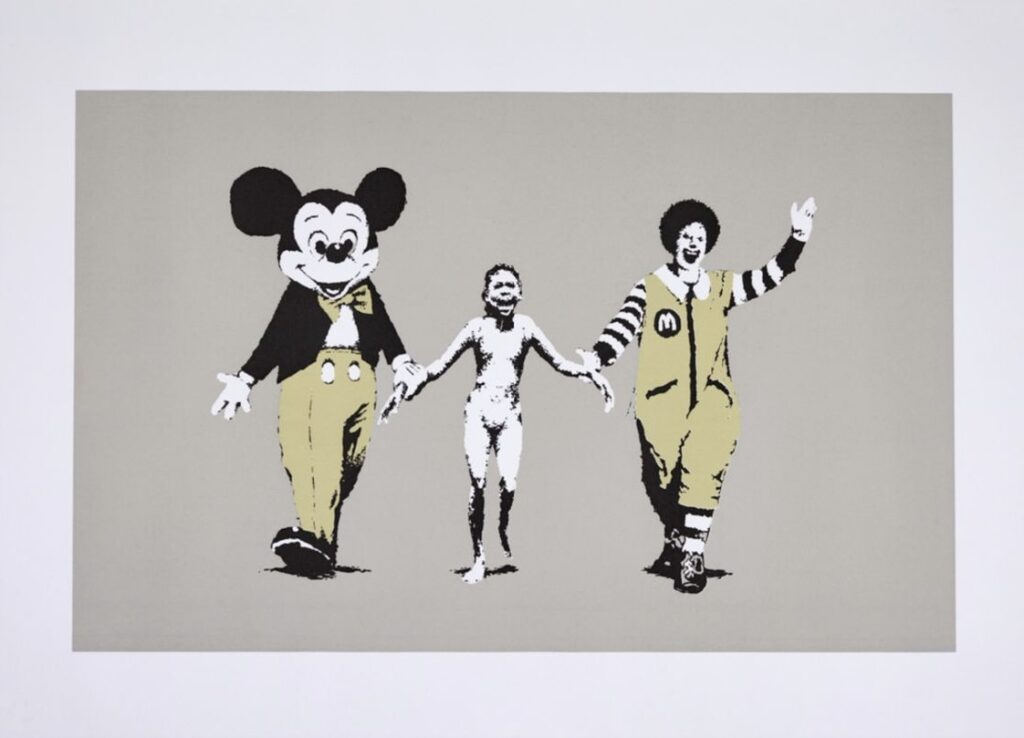 Banksy – Napalm (Stamped) Banksy brengt met Napalm (Stamped) een confronterend en indringend beeld dat direct raakt. Het kunstwerk toont een naakt Vietnamees meisje, gebaseerd op de iconische oorlogsfoto van Kim Phúc, die angstig en kwetsbaar wordt afgebeeld. Aan weerszijden lopen Mickey Mouse en Ronald McDonald, vrolijk glimlachend en met opgeheven handen. De contrasten zijn schokkend en doelbewust. Het kind symboliseert lijden en oorlog, terwijl de commerciële figuren staan voor consumptie, entertainment en oppervlakkigheid. Door deze combinatie creëert Banksy een krachtig commentaar op de manier waarop westerse cultuur vaak de harde realiteit overschaduwt. De gekozen kleuren zijn eenvoudig maar doeltreffend. Het grijs van de achtergrond benadrukt de ernst, terwijl de felle details van Mickey en Ronald voor een wrange vrolijkheid zorgen. Daardoor wordt de toeschouwer gedwongen stil te staan bij hypocrisie en westerse invloed in conflicten. Napalm (Stamped) is niet alleen visueel sterk, maar ook inhoudelijk een aanklacht. Banksy daagt hiermee het publiek uit om kritisch te kijken naar oorlog, macht en de rol van multinationals. Het werk balanceert tussen satire en tragedie, waardoor de boodschap des te krachtiger wordt. Dit kunstwerk is een klassiek voorbeeld van Banksy’s vermogen om harde thema’s in een ogenschijnlijk simpele compositie te vatten. Elke lijn, elk detail draagt bij aan het ongemakkelijke gevoel dat Banksy bewust oproept. Het werk benadrukt hoe absurd de combinatie van kinderlijke vrolijkheid en oorlogsleed kan zijn.