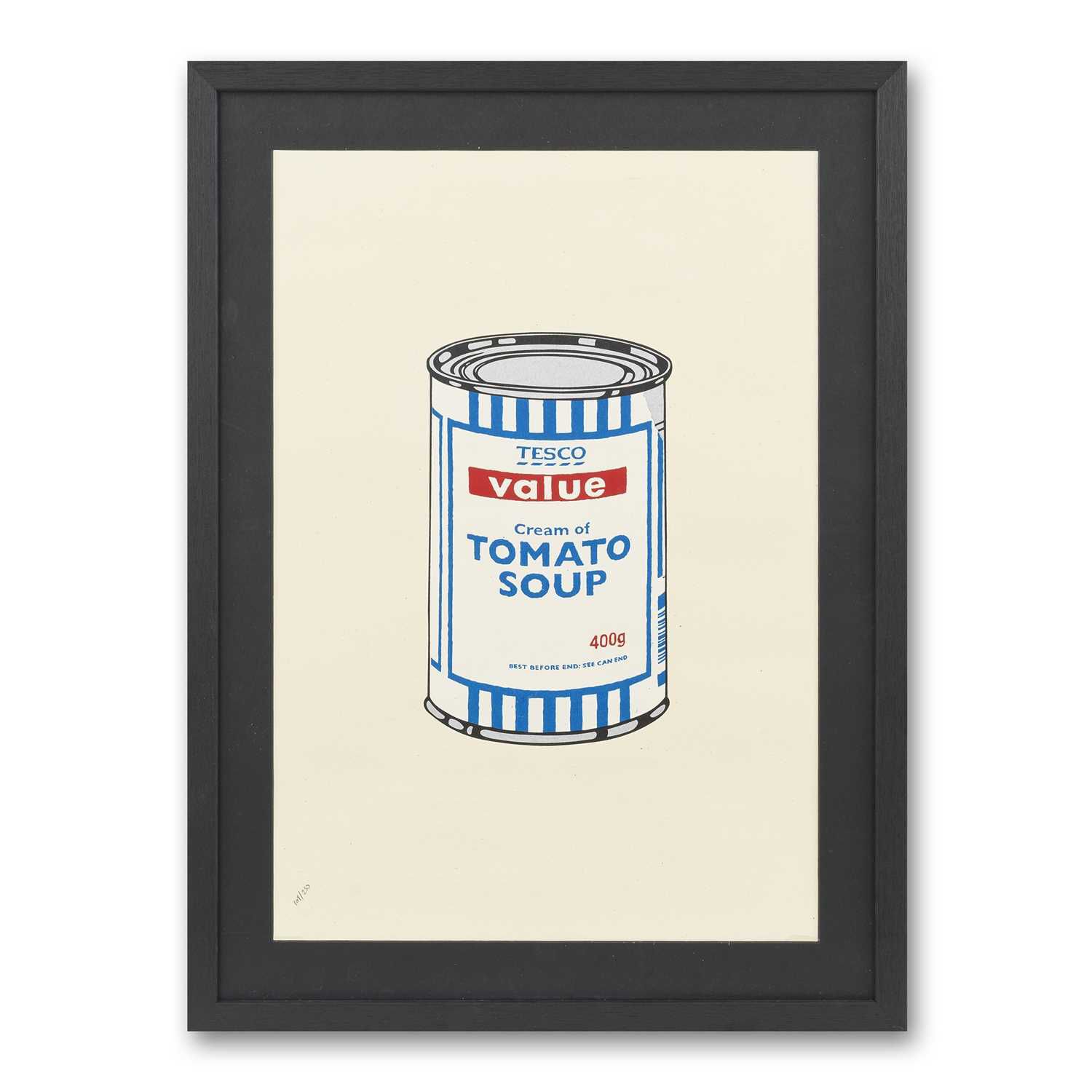Banksy – Soup Can (Stamped) Banksy – Soup Can (Stamped) is een iconisch werk dat direct de link legt met consumptiemaatschappij en massaproductie. Het beeld toont een eenvoudige blik tomatensoep, geïnspireerd op popart maar met Banksy’s kenmerkende twist. De minimalistische stijl versterkt de boodschap: kunst en commercie raken elkaar, maar de vraag blijft wie de waarde bepaalt. Met dit werk neemt Banksy afstand van traditionele kunstvormen. Hij zet vraagtekens bij de rol van merken, supermarkten en de dagelijkse producten die ons leven domineren. Door de herkenbare soepblik centraal te plaatsen, krijgt het alledaagse object een nieuwe, kritische lading. De strakke lijnen en het beperkte kleurgebruik geven het werk een heldere visuele impact. Toch schuilt er diepte in de eenvoud. De kijker wordt gedwongen na te denken over consumptie, overproductie en hoe cultuur door marketing wordt beïnvloed. Het werk is tegelijk ironisch, rebels en intellectueel prikkelend. Dit kunstwerk is een perfect voorbeeld van hoe Banksy maatschappelijk commentaar weet te verpakken in ogenschijnlijk simpele beelden. Het combineert humor met kritiek en houdt de toeschouwer een spiegel voor. Soup Can (Stamped) blijft actueel, juist omdat de discussie over consumentisme vandaag nog steeds centraal staat.