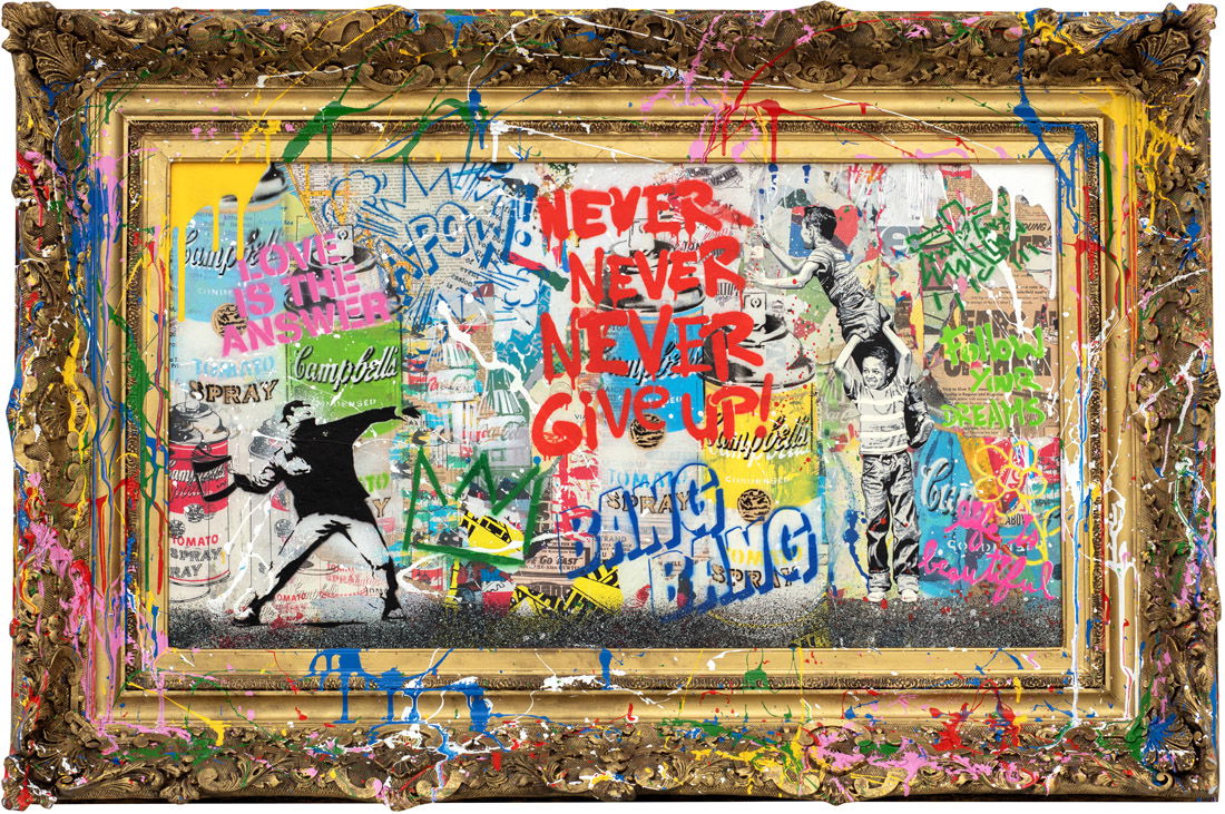 Mr. Brainwash – Never, Never Give Up! Never, Never Give Up! van Mr. Brainwash is een explosie van kleur, energie en hoop. De woorden Never, Never Give Up!domineren het doek en roepen een krachtige boodschap van volharding en positiviteit. De levendige graffiti-laag, gecombineerd met iconische beelden, weerspiegelt de typische stijl van de kunstenaar: speels, gedurfd en inspirerend. De gouden baroklijst staat in scherp contrast met de rauwe street art, waardoor traditie en rebellie samensmelten. Kleurrijke verfspatten, krachtige slogans en dynamische figuren brengen beweging en diepte. Hierdoor wordt de kijker direct aangetrokken en ondergedompeld in Brainwash’ optimistische universum. Met dit werk benadrukt Mr. Brainwash dat kunst niet enkel decoratief is, maar ook een boodschap draagt. Het is een oproep tot veerkracht, een herinnering dat creativiteit en hoop altijd blijven bestaan, zelfs in uitdagende tijden. Het werk ademt de geest van de straat, maar straalt tegelijkertijd luxe uit door de rijke omlijsting.