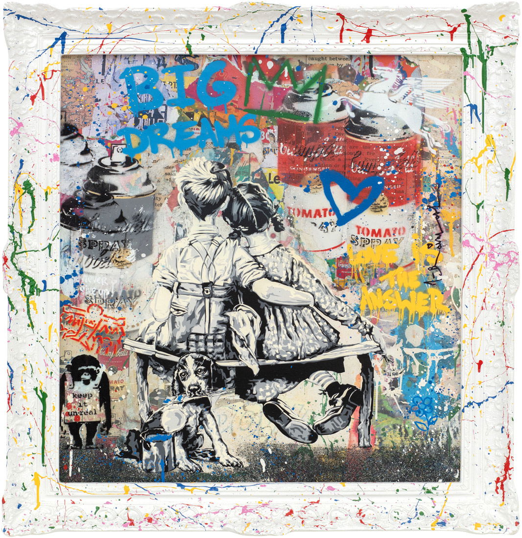 Mr. Brainwash – Work Well Together Work Well Together van Mr. Brainwash toont ons een krachtig en emotioneel kunstwerk. Twee kinderen zitten dicht naast elkaar op een bankje, hun armen liefdevol om elkaar heen geslagen. Het beeld straalt warmte, vertrouwen en verbondenheid uit. Onderaan de scène ligt een hond, symbool voor loyaliteit en onschuld. Dit intieme moment wordt versterkt door een achtergrond vol kleurrijke graffiti, spuitverf en energieke slogans. Woorden als Big Dreams, Never Give Up en Love springen direct in het oog. Ze geven het kunstwerk een rauwe, eigentijdse energie. Het contrast tussen de tedere voorstelling en de explosieve street art-laag is typerend voor Mr. Brainwash. Juist dit contrast maakt het werk uniek en betekenisvol. Het werk roept op tot samenwerking en vertrouwen, ook in een wereld die vaak chaotisch en onvoorspelbaar is. De mix van klassieke beeldtaal en urban invloeden onderstreept de boodschap: samen dromen, samen groeien en samen sterker worden. Zo benadrukt Mr. Brainwash dat verbondenheid en liefde altijd de basis vormen, ongeacht de omstandigheden. Het kunstwerk raakt de kijker door zijn eerlijkheid, positiviteit en creatieve kracht.