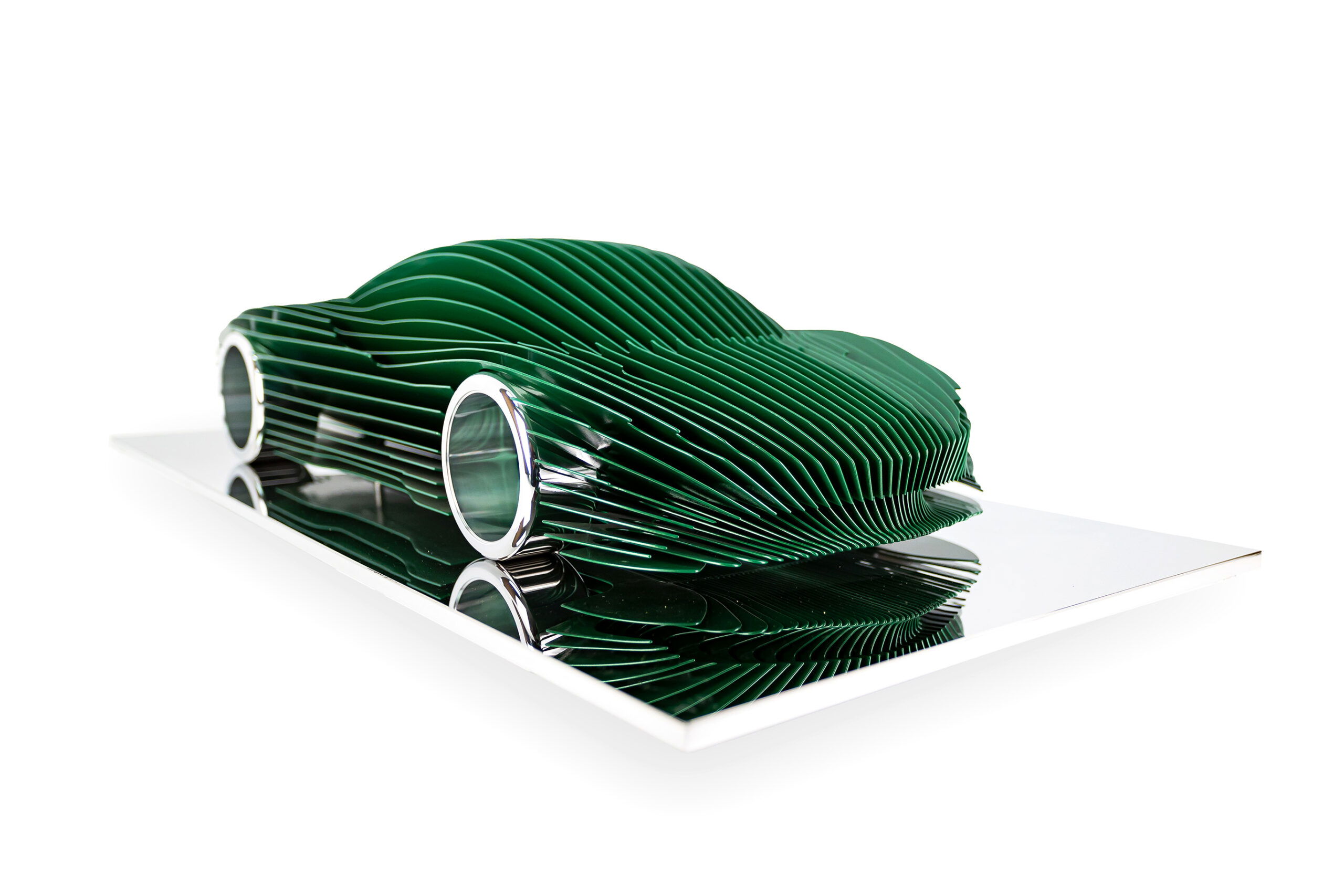 Antoine Dufilho – McLaren Speedtail British Green De McLaren Speedtail – British Green van Antoine Dufilho is een adembenemend kunstwerk dat techniek, beweging en elegantie combineert. Het sculptuur toont de iconische supercar in een gestileerde, gelaagde vorm. Elke laag benadrukt de vloeiende lijnen en snelheid van het originele ontwerp. Het diepe British Green versterkt de luxe uitstraling en voegt karakter toe. Door gebruik te maken van geometrische ritmes en herhaling creëert Dufilho een visueel spel van licht en schaduw. Het werk weerspiegelt snelheid, precisie en innovatie. De uitgesproken glans en metallic accenten onderstrepen de dynamiek van de auto. Het is een moderne interpretatie van tijdloze autokunst. De McLaren Speedtail – British Green vertegenwoordigt meer dan enkel design. Het belichaamt passie voor techniek en verfijning. Het sculptuur nodigt uit om van alle kanten bewonderd te worden. Strakke vormen worden afgewisseld met transparante ruimten, waardoor het werk luchtig en innovatief aanvoelt. Dit kunstwerk laat zien hoe Antoine Dufilho een auto transformeert tot sculpturale poëzie. Het is een eerbetoon aan snelheid, maar ook een reflectie van balans en harmonie. Iedere laag is met zorg geplaatst en draagt bij aan het geheel. Het resultaat is zowel verfijnd als krachtig.