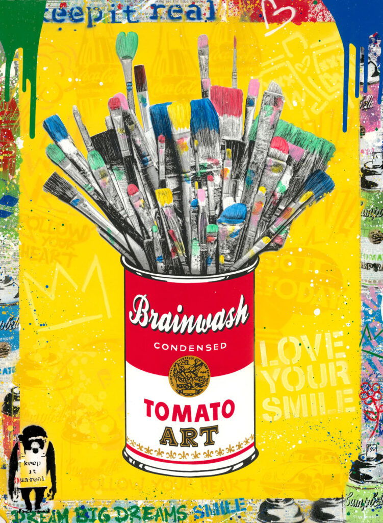 Mr. Brainwash - Tomaat Pop Mr. Brainwash - Tomaat Pop is een energiek kunstwerk dat direct een glimlach oproept. Het werk toont een soepblik, herkenbaar uit de popartgeschiedenis, maar dit keer gevuld met verfkwasten. Daarmee laat Mr. Brainwash zien dat kunst niet stopt bij consumptie, maar juist begint bij creativiteit. De titel Mr. Brainwash - Tomaat Pop verwijst zowel naar de knipoog naar Andy Warhol als naar de hedendaagse street art waar Thierry Guetta zo beroemd mee werd. De achtergrond is fel en levendig, vol graffiti, spatten en teksten. Woorden als Love Your Smile en speelse iconen zorgen voor een dynamisch geheel. Dit geeft het werk een rauwe, stedelijke uitstraling die perfect aansluit bij de energie van de kunstenaar. Het is een explosie van kleur en ideeën die symbool staat voor vrijheid van expressie. Met dit kunstwerk benadrukt Mr. Brainwash de kracht van popart en street art. Het soepblik staat voor herkenbaarheid en nostalgie, terwijl de kwasten creativiteit en vernieuwing symboliseren. De boodschap is duidelijk: kunst is overal en begint bij de verbeelding. Mr. Brainwash - Tomaat Pop is daarmee niet alleen een visueel statement, maar ook een ode aan kunst als levenskracht. Dit maakt Mr. Brainwash - Tomaat Pop tot een sprankelend symbool van creativiteit, speelsheid en de oneindige kracht van kunst.