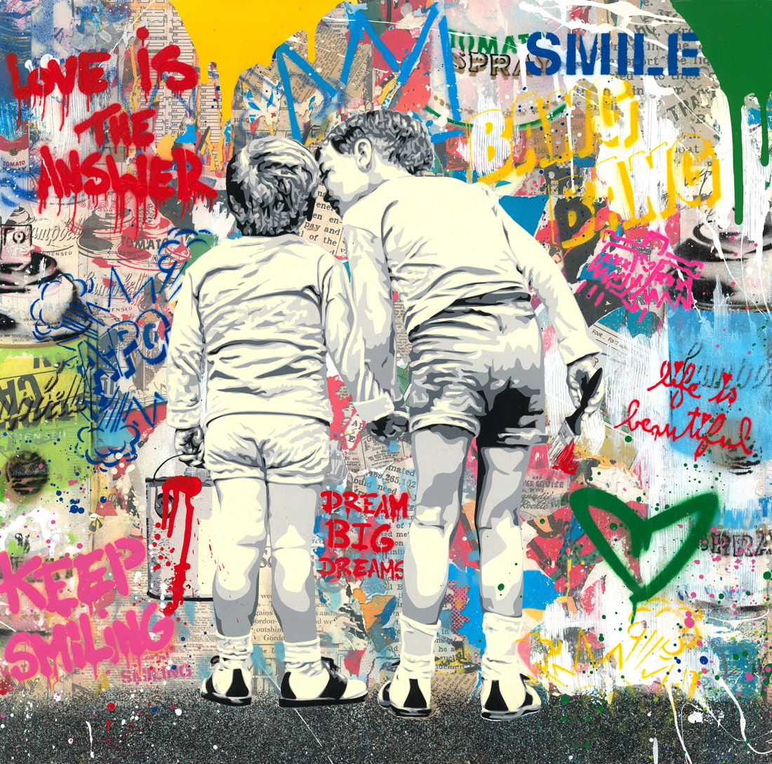 Mr. Brainwash – Brother's Advice Mr. Brainwash – Brother's Advice is een ontroerend en speels kunstwerk dat warmte en verbondenheid uitstraalt. Twee jongens staan centraal, waarbij de oudste zijn jongere broer een geheimpje of wijze raad lijkt toe te fluisteren. Deze intieme scène symboliseert vertrouwen, liefde en de kracht van broederlijke band. De achtergrond explodeert in kleurrijke graffiti, krantenprints en levendige patronen. Woorden als Love is the Answer, Dream Big Dreams en Keep Smiling geven de compositie een positieve en hoopvolle lading. Deze teksten versterken de boodschap van onschuld en inspiratie die het werk uitstraalt. Het contrast tussen de zwart-wit afgebeelde kinderen en de bonte, dynamische achtergrond is opvallend. De kinderen symboliseren puurheid en eenvoud, terwijl de omgeving staat voor de chaos en energie van de moderne wereld. Juist deze tegenstelling maakt het werk krachtig en herkenbaar. Elke penseelstreek en verfstreep ademt energie. Van de felle kleuren rood, geel en blauw tot de speelse hartvormen en spatten: alles draagt bij aan de vrolijke en optimistische sfeer. Het werk nodigt uit om stil te staan bij de kracht van eenvoudige gebaren en woorden. Brother's Advice laat zien hoe Mr. Brainwash met humor, emotie en positiviteit universele thema’s weet te vangen. Het is een ode aan familie, vertrouwen en de boodschap dat de kleinste momenten vaak de grootste betekenis hebben.