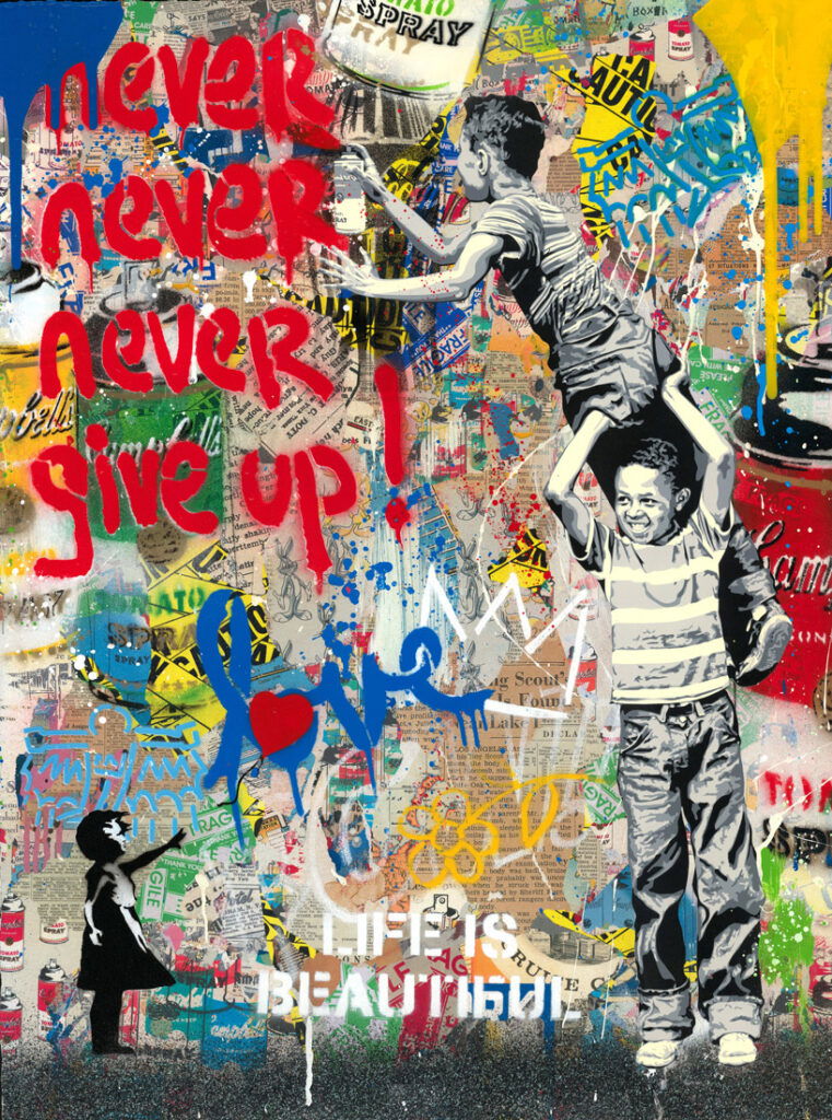 Mr. Brainwash – Never, Never Give Up! Mr. Brainwash – Never, Never Give Up! is een krachtig en energiek kunstwerk dat positiviteit en doorzettingsvermogen uitstraalt. Op de voorgrond zien we twee kinderen: één tilt de ander omhoog zodat hij de muur kan bereiken en een boodschap kan achterlaten. Deze simpele maar betekenisvolle scène benadrukt samenwerking, vertrouwen en hoop. De iconische tekst Never, Never Give Up! spat in felrode letters van het doek. Het fungeert niet alleen als visueel middelpunt, maar ook als een boodschap die je rechtstreeks aanspreekt. In een wereld vol uitdagingen moedigt dit kunstwerk aan om altijd door te zetten en nooit op te geven. De achtergrond is gevuld met lagen van graffiti, krantenprints en kleurrijke patronen. Hierdoor ontstaat een dynamische collage die het gevoel geeft van stedelijke energie en creatieve vrijheid. Elk detail, van de blauwe en gele verfspatten tot de subtiele hartvormen, draagt bij aan de explosieve uitstraling van het werk. De kinderen staan symbool voor onschuld, hoop en een nieuwe generatie die de toekomst vormgeeft. Hun houding versterkt de kernboodschap: alleen door elkaar te steunen, bereik je nieuwe hoogtes. Het werk ademt optimisme en laat zien dat zelfs kleine daden grote betekenis hebben. Met Never, Never Give Up! laat Mr. Brainwash zien dat kunst niet alleen decoratief is, maar ook een middel om te inspireren en motiveren. De kracht van street art en popart komt hier samen in een unieke compositie die raakt en energie geeft.