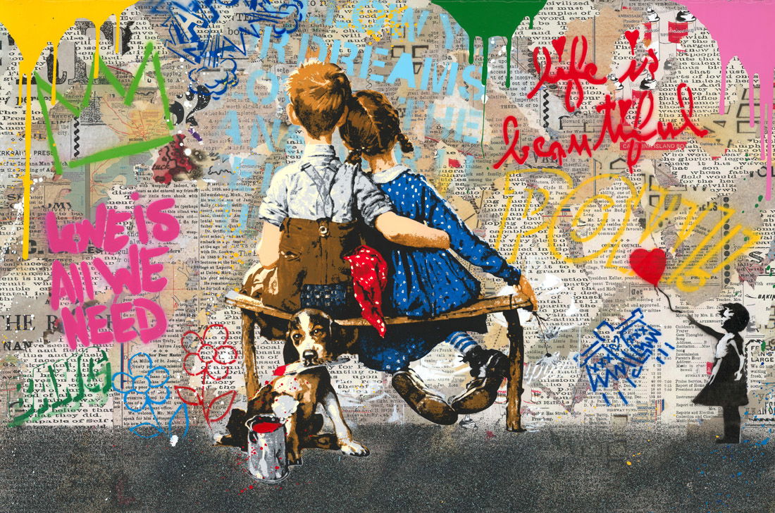 Mr. Brainwash – Work Well Together Mr. Brainwash – Work Well Together is een kunstwerk dat warmte, verbondenheid en speelsheid samenbrengt. Het toont een jongen en een meisje, samen zittend op een houten bankje, hun armen om elkaar heen geslagen. Voor hen ligt een trouwe hond, naast een omgevallen pot verf. De scène ademt liefde en samenwerking. De achtergrond is een explosie van kleuren en graffiti. Woorden als Life is Beautiful, Dream Big Dreams en Popspringen direct in het oog. Heldere tinten rood, groen en blauw zorgen voor dynamiek en energie. Deze visuele laag geeft diepte en benadrukt de boodschap van hoop en optimisme. De kinderen symboliseren onschuld en samenwerking. Hun intieme gebaar contrasteert met de ruwe, expressieve graffiti. Dit contrast maakt het werk krachtig: het laat zien dat eenvoud en liefde altijd overeind blijven, zelfs in een chaotische wereld. Het hondje en de verfpot voegen een speels element toe. Het suggereert dat creativiteit overal ontstaat, vaak spontaan en onverwacht. Hierdoor voelt het kunstwerk levendig en vol mogelijkheden. Work Well Together gaat verder dan alleen een romantisch tafereel. Het benadrukt dat samenwerking, verbondenheid en positiviteit essentieel zijn. De achtergrond vol slogans versterkt dit idee en nodigt de kijker uit om stil te staan bij de kracht van collectieve creativiteit. Dit werk is typerend voor Mr. Brainwash. Zijn kunst speelt met iconische beelden, vrolijke chaos en duidelijke boodschappen. Het is street art met een glimlach, maar ook met diepgang en een universele boodschap.