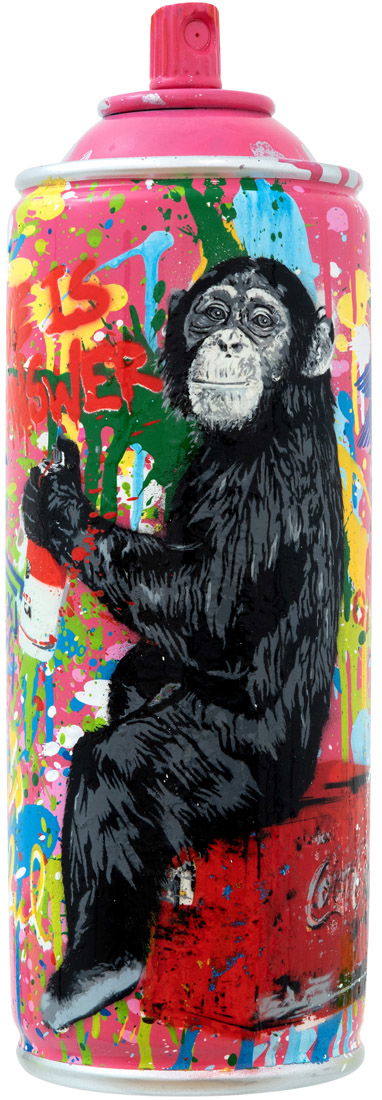 Mr. Brainwash – Spray Can Mr. Brainwash – Spray Can is een explosie van kleur, energie en street art-rebellie. Het kunstwerk toont een aap die een spuitbus vasthoudt, omringd door felle spatten, woorden en lagen graffiti. Het beeld is humoristisch, maar ook confronterend. De aap, een klassiek symbool in de street art, vertegenwoordigt zowel speelsheid als kritiek op de maatschappij. De achtergrond is een bonte mix van fluorescerende kleuren en spontane verfexplosies. Dit benadrukt de rauwe dynamiek van de straat. De rode letters en contrasterende vormen trekken direct de aandacht en maken duidelijk dat dit werk een krachtige boodschap draagt. Mr. Brainwash gebruikt in Spray Can een combinatie van stenciltechnieken en freehand graffiti. Dit zorgt voor een kunstwerk dat zowel gecontroleerd als chaotisch aanvoelt. De aap lijkt te rebelleren tegen de gevestigde orde en nodigt de toeschouwer uit om ook na te denken over vrijheid en creativiteit. Het werk is niet alleen speels, maar ook kritisch. Het stelt vragen over macht, consumptie en de rol van kunst in een wereld vol tegenstrijdigheden. Door de knipoog en ironie krijgt het kunstwerk een extra laag betekenis. Spray Can belichaamt perfect de geest van street art: provocerend, kleurrijk en vol leven. Het is een uitnodiging om anders te kijken, om te glimlachen en om vragen te stellen. Dit maakt het werk tijdloos en universeel aantrekkelijk.