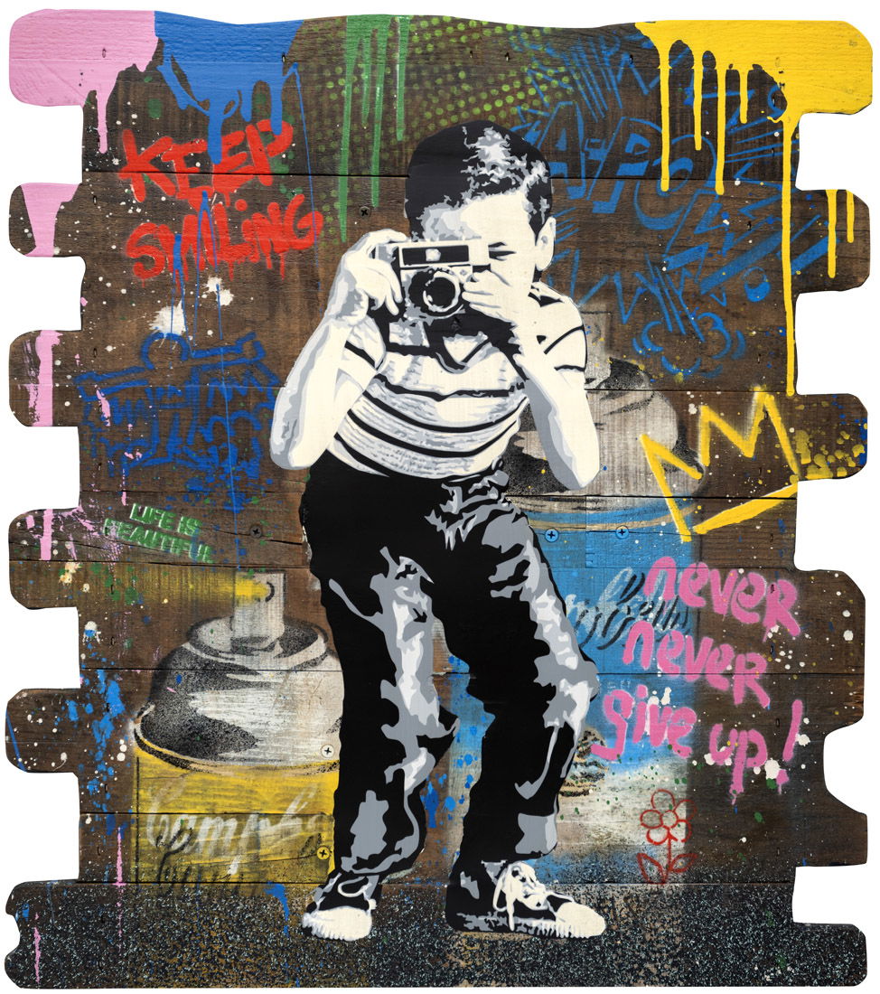 Mr. Brainwash – Smile Mr. Brainwash – Smile is een levendig kunstwerk dat direct energie en optimisme uitstraalt. Het toont een jongen met een camera, vastgelegd in zwart-wit stencilstijl, die contrasteert met de kleurrijke graffiti-achtergrond. Woorden als Keep Smiling en Never Never Give Up! springen in het oog. Ze versterken de positieve boodschap die Mr. Brainwash steeds centraal stelt. De graffiti in felle kleuren zoals rood, blauw en geel geven het werk dynamiek en diepte. Spontane spatten en tags verwijzen naar de rauwe energie van de straat. Tegelijk symboliseert het kind met camera de onschuld en creativiteit die ieder mens in zich draagt. Dit kunstwerk balanceert tussen speelsheid en kracht. Mr. Brainwash gebruikt eenvoudige, herkenbare beelden maar voegt lagen vol betekenis toe. Smile nodigt de toeschouwer uit om door de ogen van een kind naar de wereld te kijken. Daarmee benadrukt het het belang van positiviteit, veerkracht en plezier in het dagelijks leven. Het gebruik van graffiti-elementen zoals kronen en spuitbussen herinnert aan de roots van de kunstenaar in de street art-cultuur. Elk detail vertelt een verhaal, van jeugdige vrijheid tot de oproep om te blijven geloven in je dromen. Smile is meer dan een afbeelding; het is een statement. Het is een visuele herinnering dat glimlachen en doorzetten altijd betekenisvol blijven, ongeacht de omstandigheden.