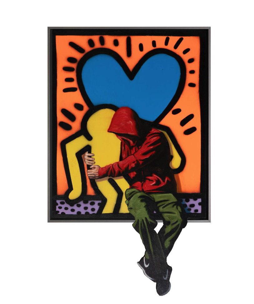 Hijack – BFF Orange Hijack verrast met BFF Orange, een werk waarin hij vriendschap, liefde en street art samenbrengt. Het kunstwerk toont een jongen in een rode hoodie die zich letterlijk vastklampt aan een felgekleurd figuur in de stijl van Keith Haring. Achter hen straalt een groot blauw hart, omlijst door een oranje achtergrond. De combinatie van hedendaagse street art met iconische popart maakt dit werk direct herkenbaar en toch vernieuwend. De realistische figuur van Hijack contrasteert met de cartooneske eenvoud van Haring’s stijl. Hierdoor ontstaat een visuele dialoog tussen twee werelden: rauwe urban cultuur en universele popiconografie. BFF Orange gaat over verbondenheid. De knuffel staat symbool voor steun, warmte en trouw in een vaak harde en vluchtige samenleving. Met dit werk benadrukt Hijack hoe kunst emoties tastbaar kan maken. Tegelijkertijd is er ook humor en speelsheid aanwezig, typisch voor de taal van street art. Dankzij de intense kleuren, scherpe lijnen en ironische beeldtaal trekt dit werk onmiddellijk de aandacht. Het vraagt om interpretatie en roept vragen op: gaat het hier over vriendschap in een digitale wereld? Of over de rolmodellen die kunst en cultuur kunnen zijn? Zo nodigt Hijack de kijker steeds uit om verder te kijken dan de eerste indruk.