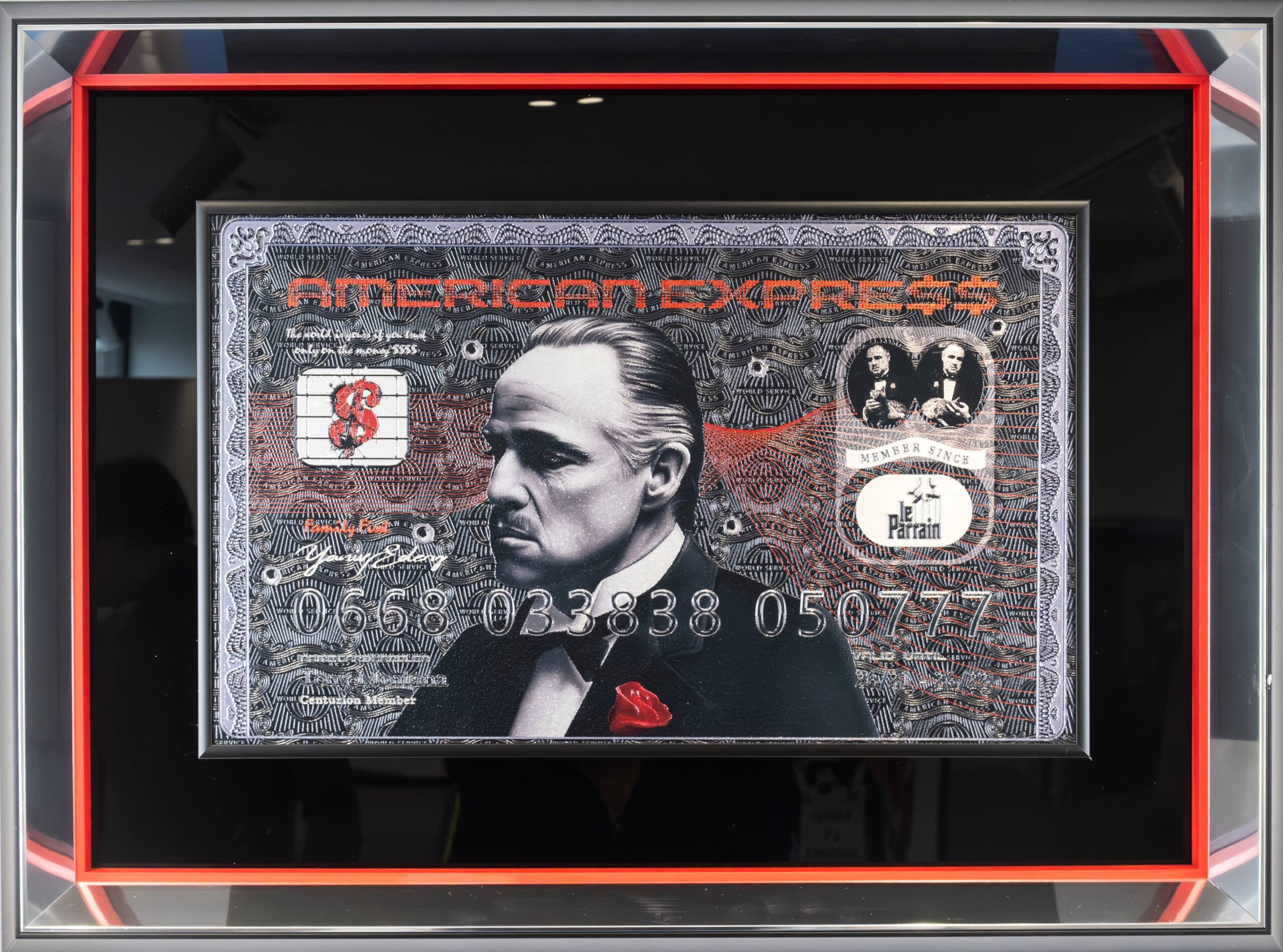 Yaniv Edery – Amex Dollar Bill De Niro Dit meesterlijke kunstwerk van Yaniv Edery combineert luxe, cinema en moderne pop-art. Centraal prijkt het iconische portret van Robert De Niro, vormgegeven op een American Express biljet. De combinatie van een legendarische acteur met een symbool van luxe en status maakt dit werk krachtig, verrassend en uniek. Het zwart-wit portret wordt versterkt door rode accenten, zoals de roos in de revers. Deze details brengen contrast en symboliek: passie, macht en elegantie. De textuur van het biljet, de subtiele patronen en de glanzende cijfers maken het geheel dynamisch en boeiend. Het is een kunstwerk dat direct indruk maakt en blijft fascineren. Edery speelt hier met thema’s van identiteit, macht en consumptie. De keuze voor De Niro, een icoon van film en karakter, versterkt de boodschap. Het werk laat zien hoe kunst, luxe en cultuur samen een nieuw verhaal vormen. Het is niet alleen een beeld, maar ook een statement over status en authenticiteit. Plaats Amex Dollar Bill De Niro in een woonkamer, galerie of kantoor en ervaar hoe het de ruimte onmiddellijk transformeert. Het straalt kracht, stijl en klasse uit. Dit werk is niet slechts decoratief, maar een icoon dat bewondering oproept. Dit meesterlijke kunstwerk van Yaniv Edery combineert luxe, cinema en moderne pop-art. Centraal prijkt het iconische portret van Robert De Niro, vormgegeven op een American Express biljet. De combinatie van een legendarische acteur met een symbool van luxe en status maakt dit werk krachtig, verrassend en uniek. Het zwart-wit portret wordt versterkt door rode accenten, zoals de roos in de revers. Deze details brengen contrast en symboliek: passie, macht en elegantie. De textuur van het biljet, de subtiele patronen en de glanzende cijfers maken het geheel dynamisch en boeiend. Het is een kunstwerk dat direct indruk maakt en blijft fascineren. Edery speelt hier met thema’s van identiteit, macht en consumptie. De keuze voor De Niro, een icoon van film en karakter, versterkt de boodschap. Het werk laat zien hoe kunst, luxe en cultuur samen een nieuw verhaal vormen. Het is niet alleen een beeld, maar ook een statement over status en authenticiteit. Plaats Amex Dollar Bill De Niro in een woonkamer, galerie of kantoor en ervaar hoe het de ruimte onmiddellijk transformeert. Het straalt kracht, stijl en klasse uit. Dit werk is niet slechts decoratief, maar een icoon dat bewondering oproept.