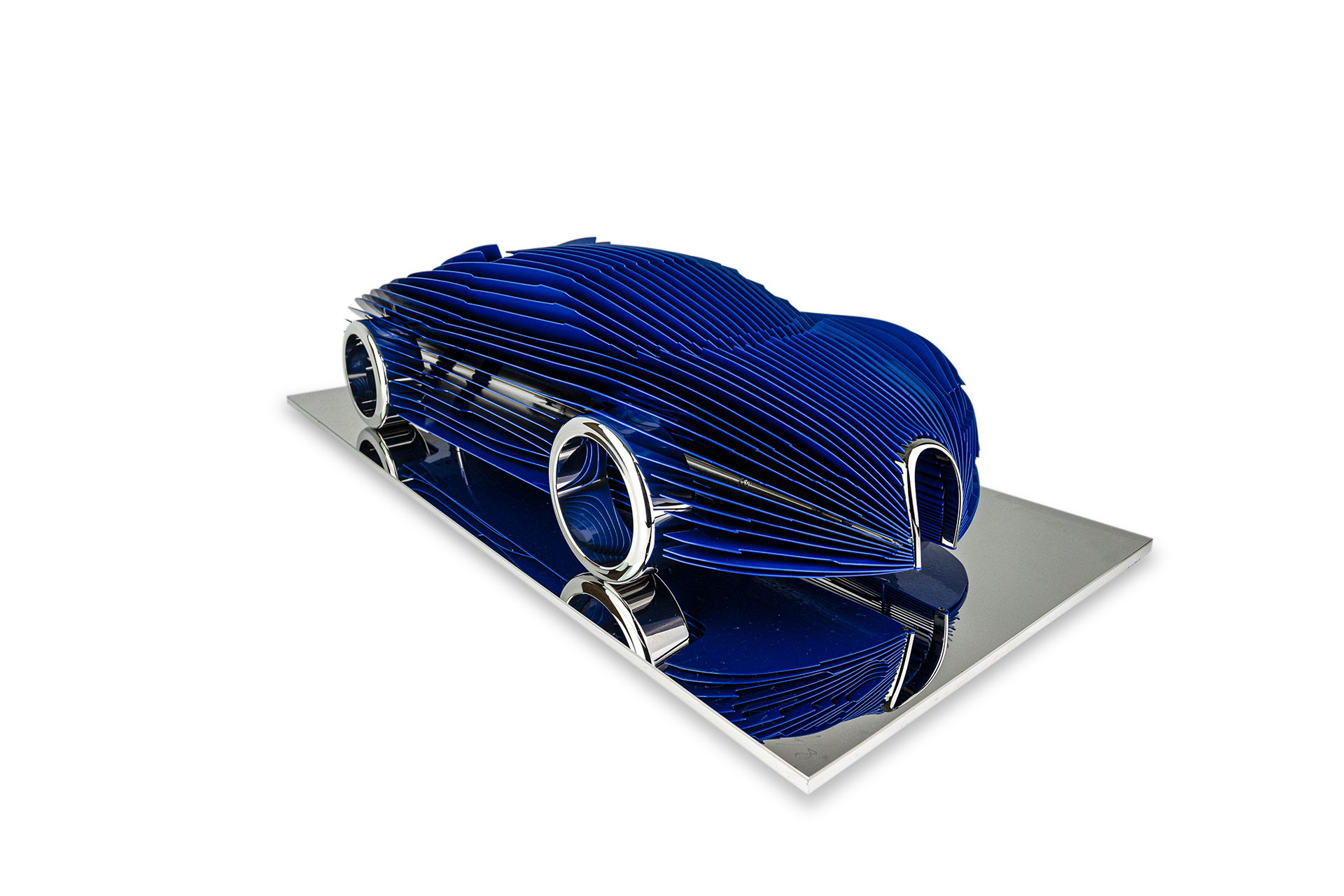 Antoine Dufilho – Bugatti Veyron - Blue De Bugatti Veyron - Blue van Antoine Dufilho is een sculptuur dat snelheid, elegantie en innovatie samenbrengt. Het werk toont de legendarische Bugatti Veyron, maar dan volledig heruitgevonden in een moderne  stijl. De carrosserie bestaat uit opeenvolgende lagen die een dynamisch ritme vormen. Daardoor ontstaat een spel van beweging en licht dat de essentie van snelheid perfect vertaalt. Het gebruik van een diepe, glanzende blauwe kleur geeft dit kunstwerk een luxueuze en krachtige uitstraling. De lijnen lijken bijna te golven, waardoor het ontwerp voortdurend in beweging lijkt. Vanuit elke hoek verandert het perspectief en worden nieuwe details zichtbaar. Het sculptuur vangt de energie van de Bugatti en transformeert die naar een tijdloos kunstobject. De combinatie van precisie en creativiteit maakt dit werk uniek. De gespiegelde basis versterkt de reflecties van het metaal en benadrukt de strakke contouren van de Veyron. Dit zorgt voor extra diepte en een zwevend effect dat de technische perfectie van het ontwerp onderstreept. Antoine Dufilho legt met dit werk niet alleen de schoonheid van de auto vast, maar ook het idee van vooruitgang en snelheid. Het sculptuur is een ode aan vakmanschap en design, en laat zien dat techniek en kunst naadloos kunnen samensmelten.