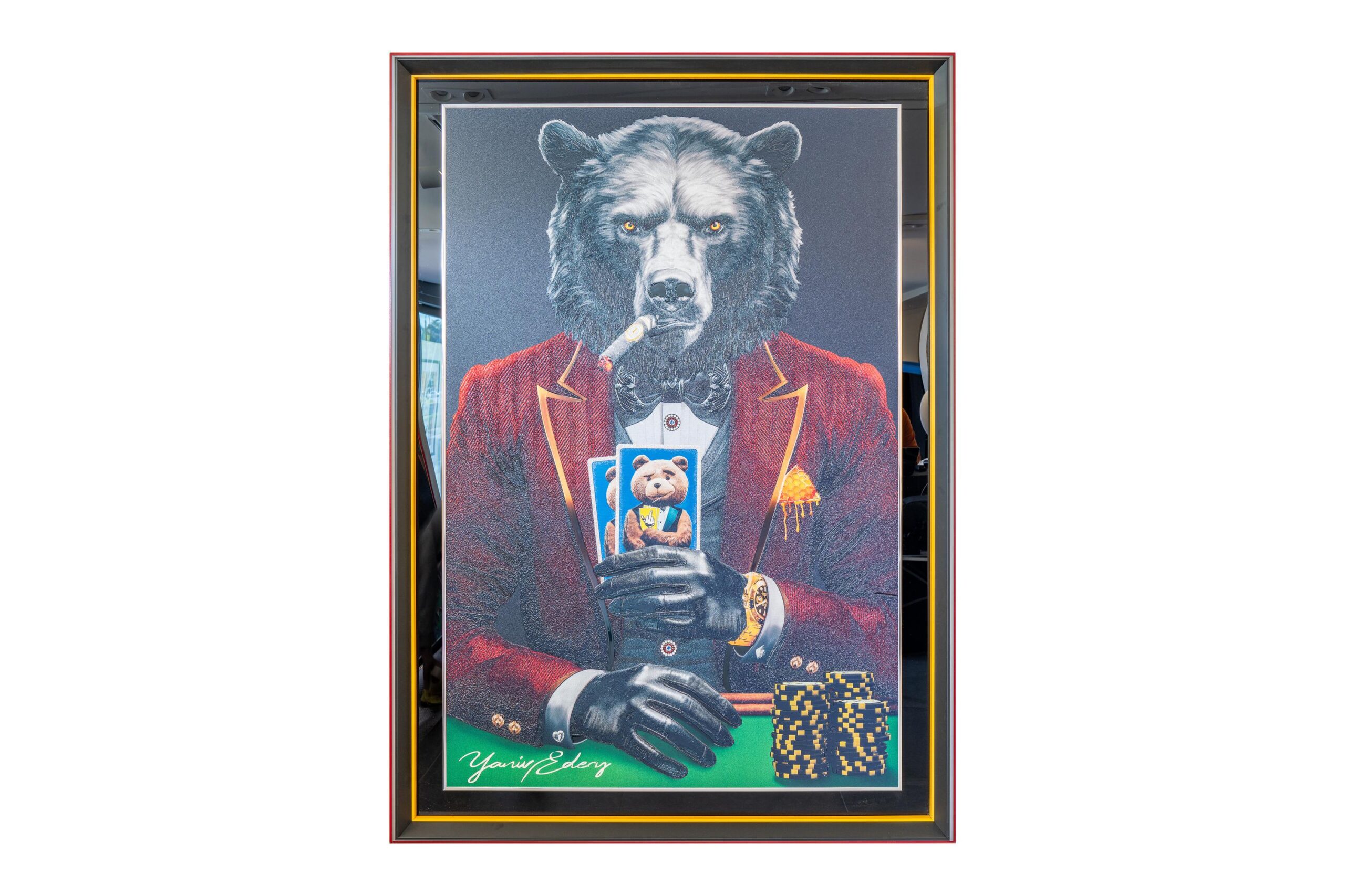 Yaniv Edery – Bear Pok’Art Red Suit is een kunstwerk dat direct kracht en elegantie uitstraalt. De imposante beer zit stijlvol aan de pokertafel, gekleed in een diep rood pak met zwarte accenten. Hij houdt zijn kaarten stevig vast, klaar om zijn tegenstanders te slim af te zijn. De gouden details, de horloge en de fiches versterken de uitstraling van luxe en macht. Dit werk vertelt een verhaal van strategie, spanning en dominantie. De beer symboliseert kracht, vastberadenheid en natuurlijke autoriteit. Zijn blik is intens en onvermurwbaar, alsof hij de controle volledig in handen heeft. De combinatie van poker en dierlijke kracht maakt dit kunstwerk zowel speels als indrukwekkend. Het rode pak is meer dan mode. Het staat voor lef, passie en energie. In combinatie met de donkere achtergrond en de lichte contrasten ontstaat er een compositie die blijft fascineren. Elk detail, van de rook van de sigaar tot de scherpe lijnen van het pak, is zorgvuldig uitgewerkt en ademt de typische stijl van Yaniv Edery. De symboliek van poker – risico, geduld en strategie – komt in dit werk perfect samen met de natuurkracht van de beer. Hierdoor ontstaat een kunstwerk dat uitnodigt tot reflectie, maar tegelijk een krachtige blikvanger is in elke ruimte.
