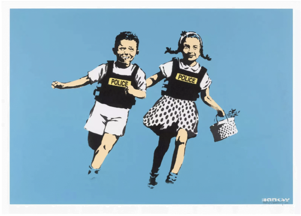 Banksy – Jack and Jill - Signed Banksy presenteert met Jack and Jill - Signed een werk dat speels én confronterend is. Twee vrolijke kinderen, Jack en Jill, rennen lachend hand in hand. Op het eerste gezicht lijkt het een onschuldig tafereel. Maar bij nader inzien dragen de kinderen zware kogelwerende vesten met het opschrift “Police”. Dit onverwachte detail verandert het beeld radicaal. De vrolijke onschuld krijgt een donkere lading. Banksy gebruikt contrast om een scherpe boodschap over te brengen. Enerzijds zien we de zorgeloze jeugd, anderzijds het symbool van angst en controle. Hierdoor dwingt het kunstwerk de toeschouwer tot nadenken. Waarom zouden kinderen bescherming nodig hebben? Tegen wie of wat moeten zij zich verdedigen? Het zijn vragen die diep raken en het werk blijvend relevant maken. De effen blauwe achtergrond versterkt de impact van de figuren. De kleur roept rust en helderheid op, waardoor de spanning tussen beeld en betekenis nog sterker voelbaar is. Banksy’s kracht zit in eenvoud. Met minimale middelen creëert hij maximale impact. Jack and Jill - Signed is daardoor niet alleen kunst, maar ook maatschappelijk commentaar. Dit gesigneerde werk behoort tot de iconische serie waarin Banksy zijn visie op macht en onschuld verbeeldt. De humor is subtiel, de boodschap scherp. Het is een uitnodiging om voorbij het oppervlakkige beeld te kijken en de diepte van de boodschap te ontdekken.
