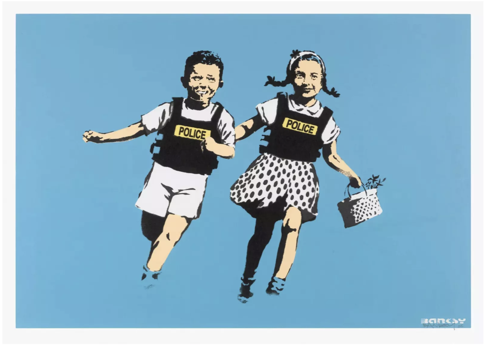 Banksy – Jack and Jill - Signed Banksy presenteert met Jack and Jill - Signed een werk dat speels én confronterend is. Twee vrolijke kinderen, Jack en Jill, rennen lachend hand in hand. Op het eerste gezicht lijkt het een onschuldig tafereel. Maar bij nader inzien dragen de kinderen zware kogelwerende vesten met het opschrift “Police”. Dit onverwachte detail verandert het beeld radicaal. De vrolijke onschuld krijgt een donkere lading. Banksy gebruikt contrast om een scherpe boodschap over te brengen. Enerzijds zien we de zorgeloze jeugd, anderzijds het symbool van angst en controle. Hierdoor dwingt het kunstwerk de toeschouwer tot nadenken. Waarom zouden kinderen bescherming nodig hebben? Tegen wie of wat moeten zij zich verdedigen? Het zijn vragen die diep raken en het werk blijvend relevant maken. De effen blauwe achtergrond versterkt de impact van de figuren. De kleur roept rust en helderheid op, waardoor de spanning tussen beeld en betekenis nog sterker voelbaar is. Banksy’s kracht zit in eenvoud. Met minimale middelen creëert hij maximale impact. Jack and Jill - Signed is daardoor niet alleen kunst, maar ook maatschappelijk commentaar. Dit gesigneerde werk behoort tot de iconische serie waarin Banksy zijn visie op macht en onschuld verbeeldt. De humor is subtiel, de boodschap scherp. Het is een uitnodiging om voorbij het oppervlakkige beeld te kijken en de diepte van de boodschap te ontdekken.