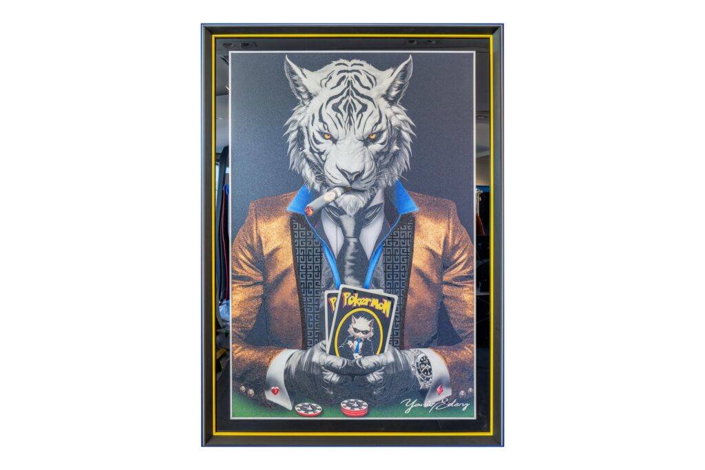 Yaniv Edery - Tiger Pok'Art Gold is a work of art that combines luxury, power and sophistication. The tiger figure, elegantly dressed in a gold suit, exudes authority and determination. His sharp gaze, firm stance and the cigar in his mouth emphasize the symbolism of power and strategy. Holding poker cards, he depicts guts, play and the art of making choices. The use of gold here is no accident. It refers to luxury, wealth and success. This gives the work not only a decorative, but also a deeper meaning. The intense contrasts and strong lines create dynamism. Moreover, the combination of animal strength and human elegance immediately attracts attention. More than a picture, this artwork is a powerful statement. Place this work in an interior and the space instantly changes. The work dominates, inspires and invites conversation. The tiger as a symbol of courage and poker as a metaphor for risk and strategy combine to form an intriguing dialogue. It is art that continues to fascinate and shows something new again and again.