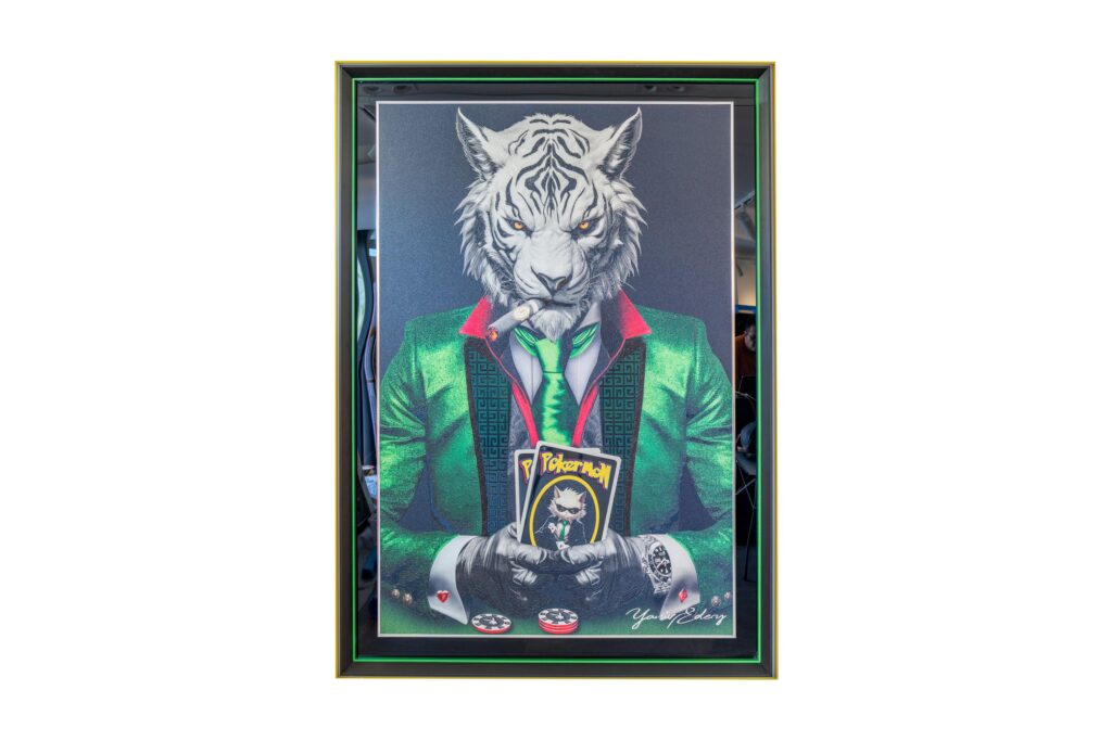 Yaniv Edery - Tiger Pok'Art Green is a powerful and bold work of art that makes an immediate impression. The white tiger, dressed in a striking green suit, exudes luxury, boldness and strategy. The animal, with its penetrating gaze and cigar, is more than just a figure: it is a symbol of dominance and control. In his hands he holds poker cards, the sign of risk, play and victory. The green color of the suit is significant. Green represents balance, energy and renewal. It adds a dynamic layer to the work and emphasizes the tiger's inner strength. This striking color makes the artwork not only an eye-catcher, but also a visual metaphor for growth and power. Place this work in any room and the atmosphere instantly changes. The artwork attracts attention, stimulates emotions and invites conversation. It is more than decoration. It is a story of guts, strategy and elegance. Every detail, from the carefully painted fur to the sharp contours of the maps, shows how precisely and stylishly Yaniv Edery works.