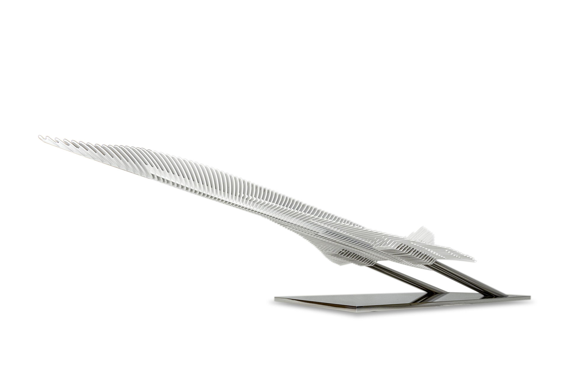 Antoine Dufilho – Concorde - White De Concorde - White van Antoine Dufilho is een eerbetoon aan elegantie, snelheid en technische perfectie. Dit unieke kunstwerk vangt de iconische vorm van de Concorde in een gestroomlijnde, futuristische interpretatie. De sculptuur lijkt te zweven, alsof ze elk moment opstijgt. De witte metalen segmenten vormen samen een ritmische, vloeiende structuur. Daardoor ontstaat een dynamisch lijnenspel dat zowel kracht als lichtheid uitstraalt. Het gepolijste oppervlak reflecteert het licht subtiel, waardoor de Concorde - White continu van gedaante verandert. Dufilho speelt meesterlijk met perspectief en ritme. Elke laag bouwt voort op de vorige en versterkt het gevoel van beweging. Bovendien geeft de witgelakte afwerking de sculptuur een pure, tijdloze uitstraling. Het werk symboliseert niet alleen snelheid, maar ook verfijning en balans. De Antoine Dufilho, Concorde - White is meer dan een sculptuur. Het is een samensmelting van kunst, engineering en poëzie. Een visuele vertaling van de droom om te vliegen – krachtig, licht en eindeloos elegant.