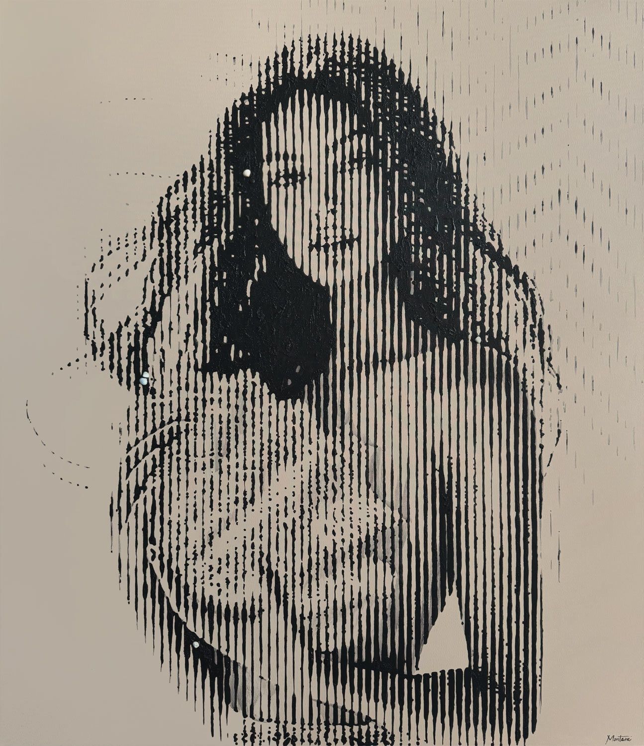 Montana Engels – Eliana Eliana van Montana Engels, is een intrigerend kunstwerk dat direct de aandacht trekt door zijn subtiele kracht en verfijnde esthetiek. De kunstenaar gebruikt verticale lijnen om een vrouwelijk portret te onthullen dat langzaam uit het oppervlak lijkt te ontstaan. Daardoor ontstaat een spel tussen zichtbaarheid en mysterie. Deze techniek geeft Eliana een bijna hypnotiserende uitstraling. Het monochrome kleurenpalet benadrukt de elegantie en de rust van het beeld. Tegelijkertijd zorgt het ritme van de lijnen voor beweging en spanning. Hierdoor ontstaat een dynamische compositie die zowel modern als tijdloos aanvoelt. De vrouw in het kunstwerk straalt zachtheid én aanwezigheid uit, waardoor de kijker automatisch dichterbij wil komen. Daarnaast speelt Montana met contrast. De strakke structuur van de lijnen staat tegenover de organische vormen van het portret. Daardoor krijgt Eliana een unieke gelaagdheid. De afbeelding onthult steeds meer naarmate je langer kijkt. Elk detail, hoe klein ook, draagt bij aan het emotionele karakter van het kunstwerk. Montana Engels – Eliana is hierdoor niet alleen een visuele beleving, maar ook een uitnodiging tot introspectie. Het werk communiceert rust, vrouwelijkheid en innerlijke kracht. Bovendien past het perfect binnen moderne interieurs waar minimalisme en emotie hand in hand gaan.